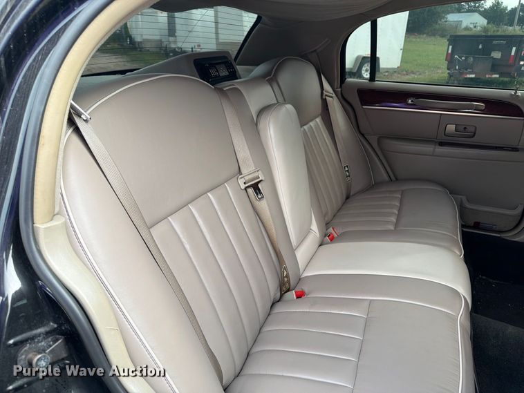 image for item OE9704 2003 Lincoln Town Car limousine