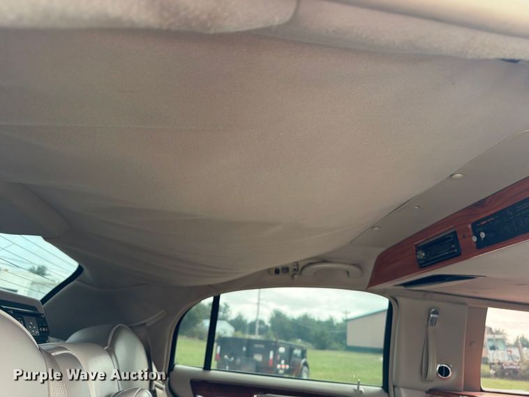 image for item OE9704 2003 Lincoln Town Car limousine