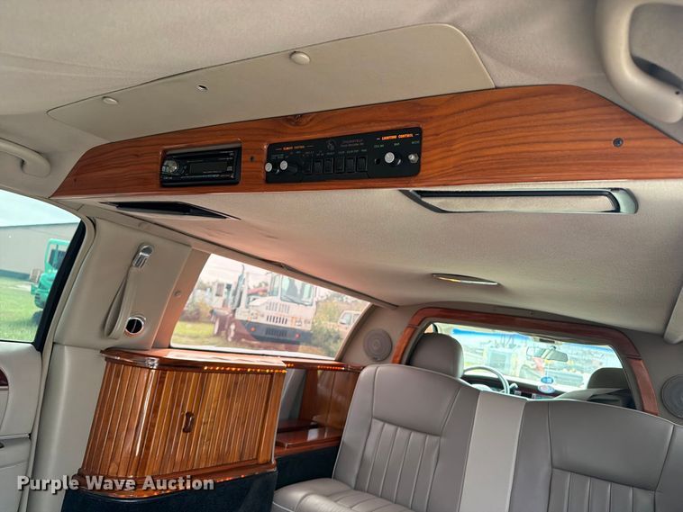 image for item OE9704 2003 Lincoln Town Car limousine