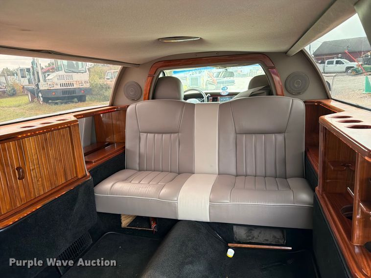 image for item OE9704 2003 Lincoln Town Car limousine