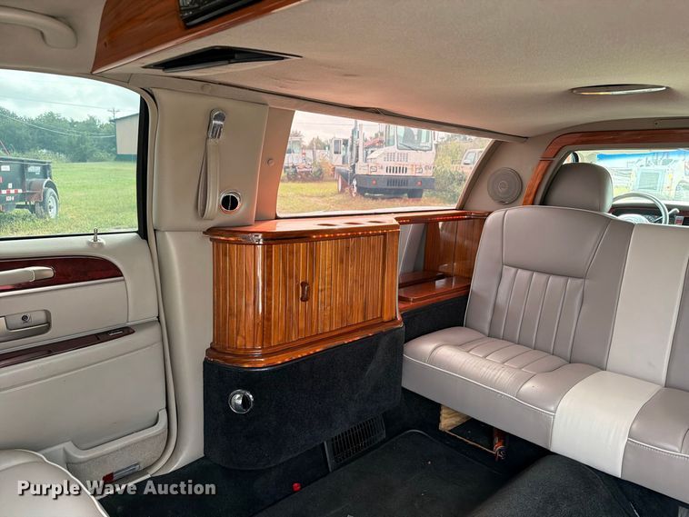 image for item OE9704 2003 Lincoln Town Car limousine