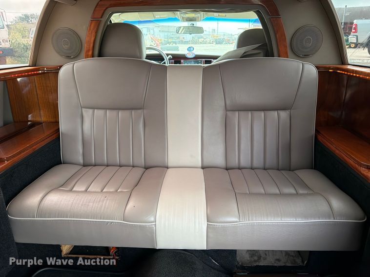 image for item OE9704 2003 Lincoln Town Car limousine