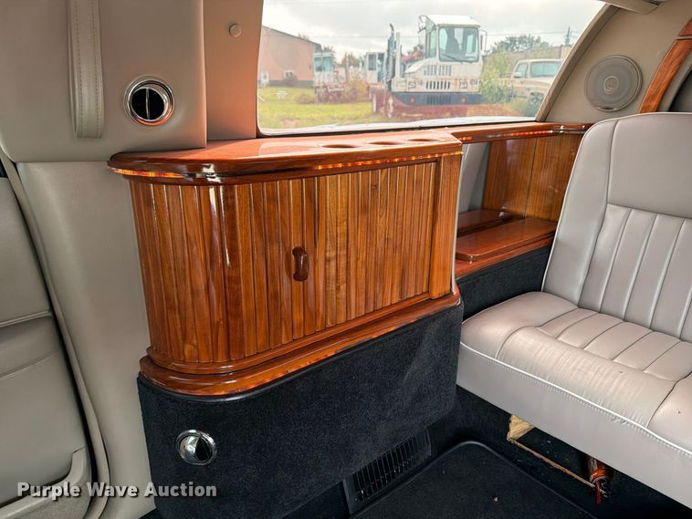 image for item OE9704 2003 Lincoln Town Car limousine
