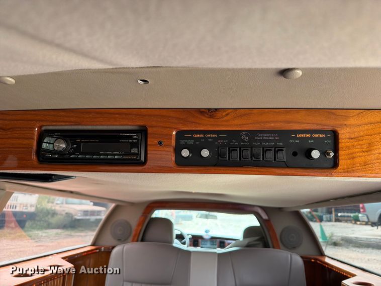 image for item OE9704 2003 Lincoln Town Car limousine