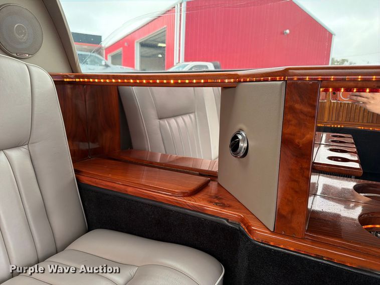 image for item OE9704 2003 Lincoln Town Car limousine