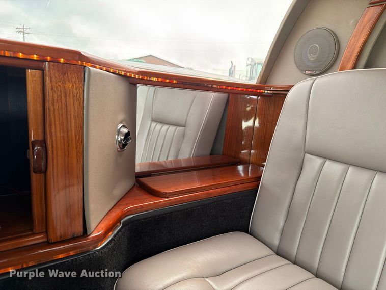 image for item OE9704 2003 Lincoln Town Car limousine