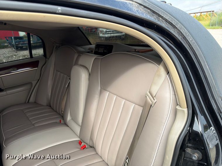 image for item OE9704 2003 Lincoln Town Car limousine