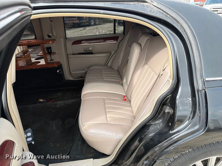 image for item OE9704 2003 Lincoln Town Car limousine
