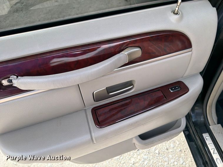 image for item OE9704 2003 Lincoln Town Car limousine