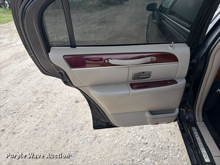image for item OE9704 2003 Lincoln Town Car limousine