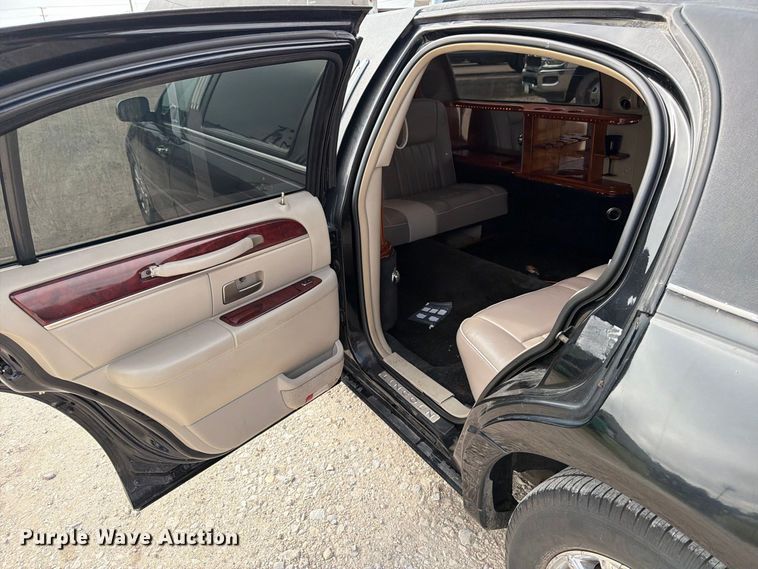 image for item OE9704 2003 Lincoln Town Car limousine