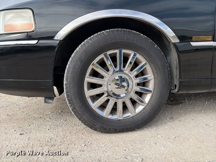 image for item OE9704 2003 Lincoln Town Car limousine