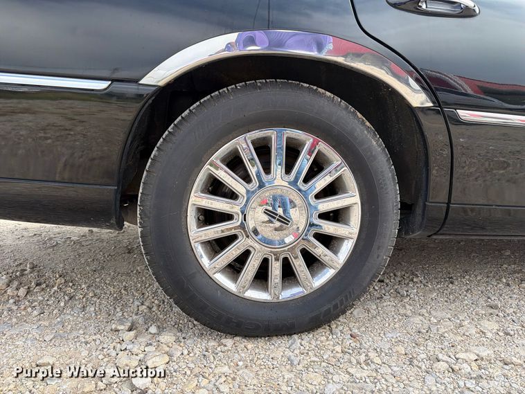 image for item OE9704 2003 Lincoln Town Car limousine
