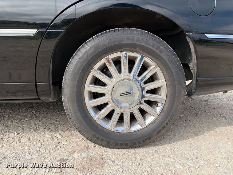 image for item OE9704 2003 Lincoln Town Car limousine