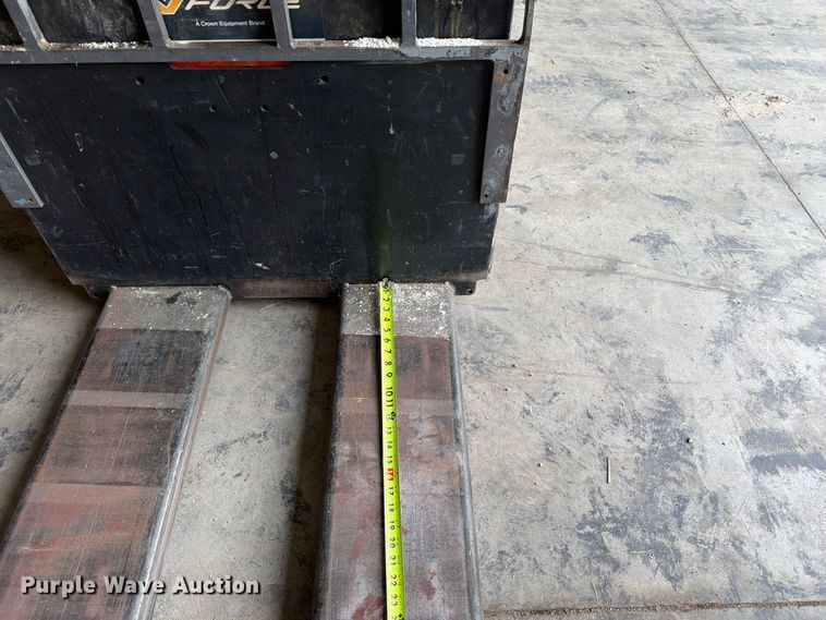 image for item OE9705 Crown PE400-80 pallet jack