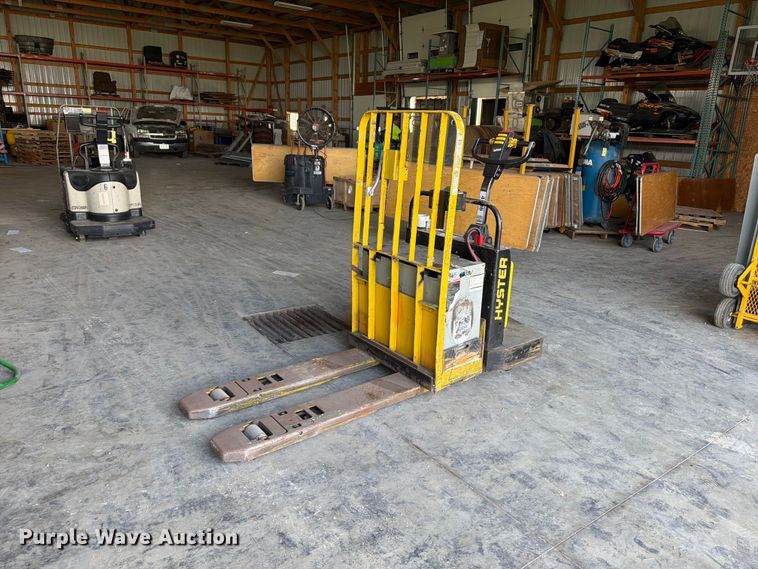 Hyster B60XT pallet jack
