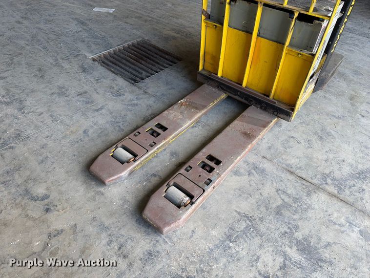image for item OE9706 Hyster B60XT pallet jack