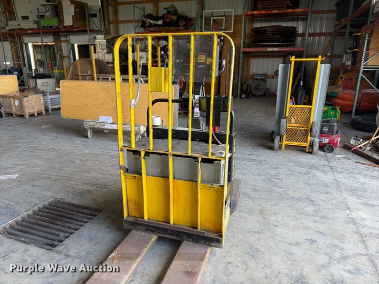 image for item OE9706 Hyster B60XT pallet jack
