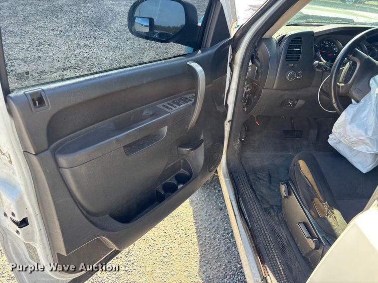 image for item YA3911 2010 Chevrolet Silverado 2500HD Crew Cab pickup truck