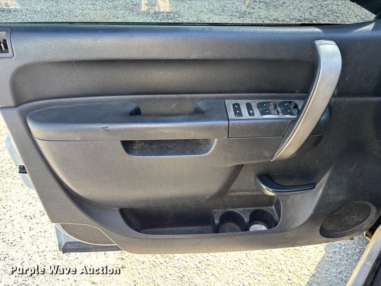image for item YA3911 2010 Chevrolet Silverado 2500HD Crew Cab pickup truck