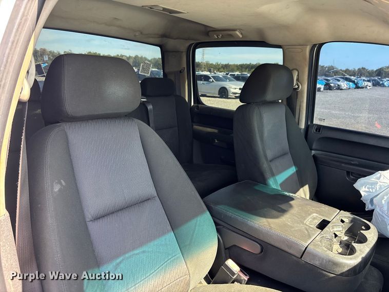 image for item YA3911 2010 Chevrolet Silverado 2500HD Crew Cab pickup truck