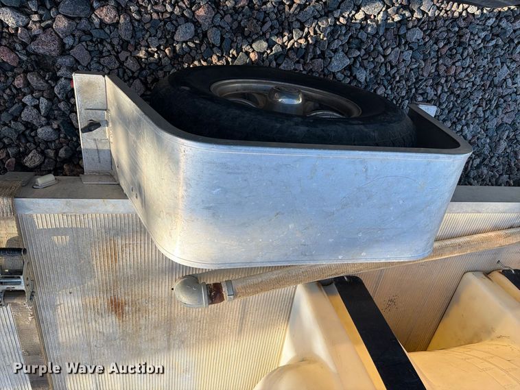 image for item YA4288 2016 Aluma 8214HS tank trailer