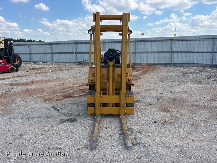 image for item YA4681 2010 Allis-Chalmers C40 forklift