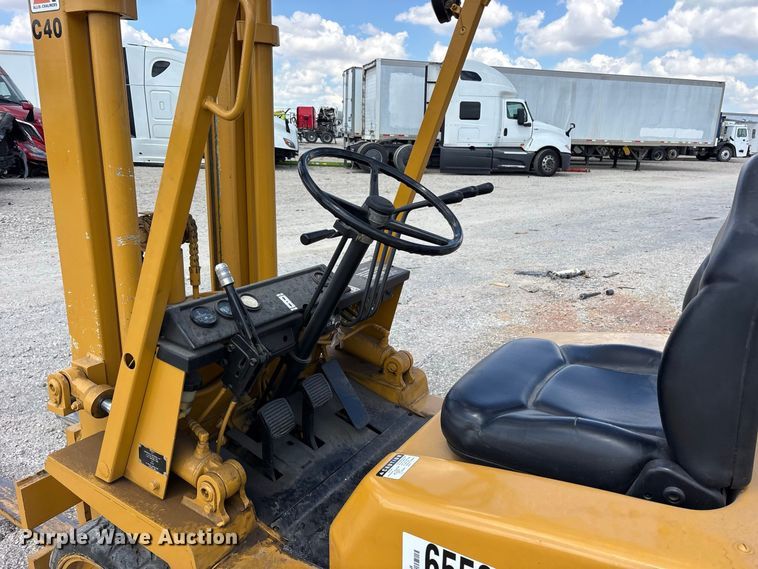 image for item YA4681 2010 Allis-Chalmers C40 forklift