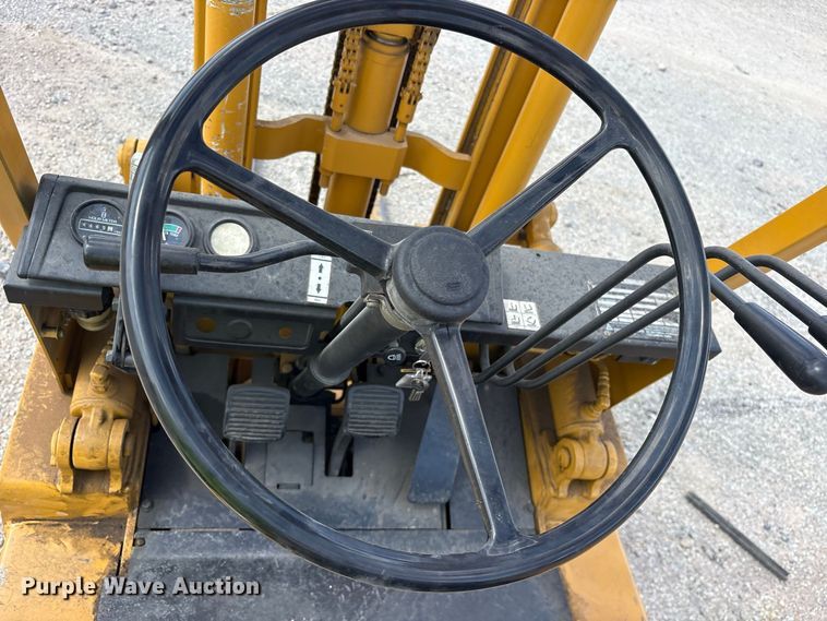 image for item YA4681 2010 Allis-Chalmers C40 forklift