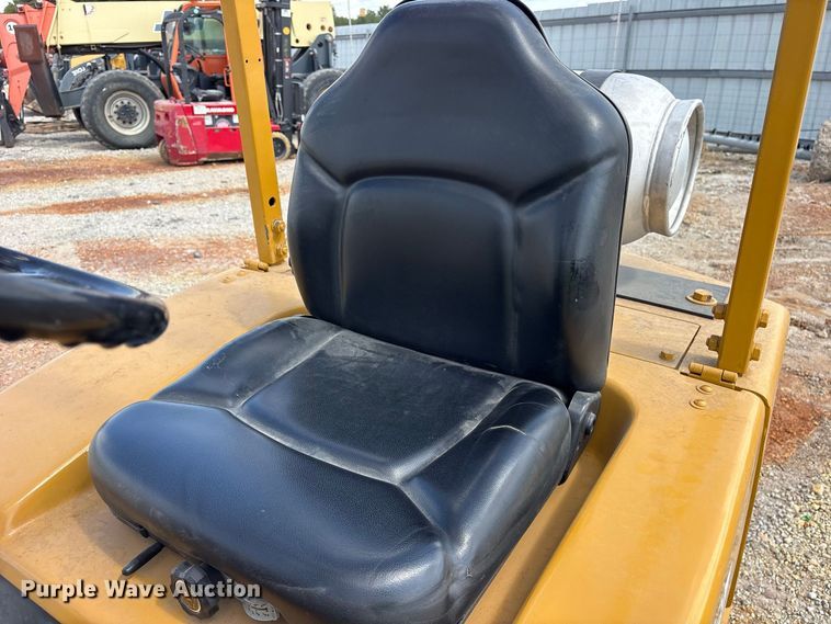 image for item YA4681 2010 Allis-Chalmers C40 forklift