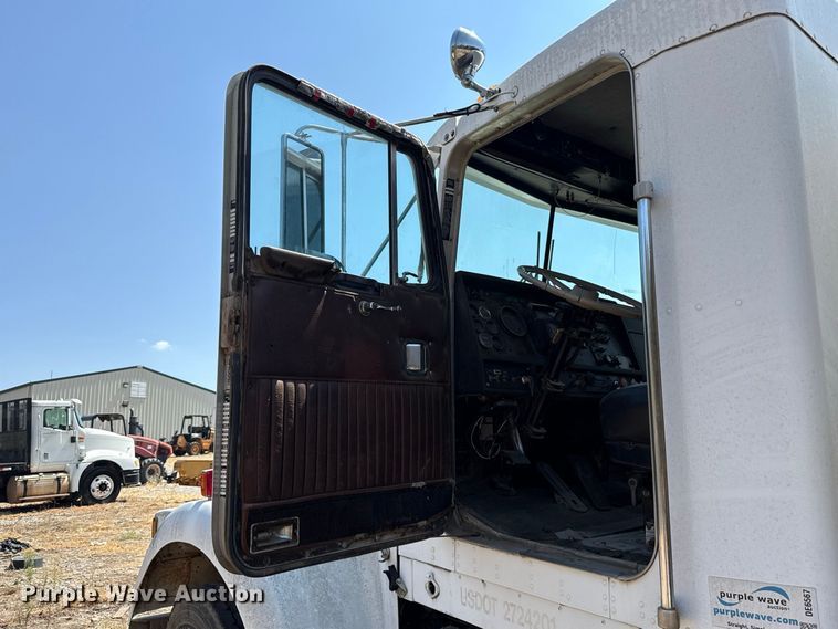 image for item DE6567 1986 Kenworth W900 tank truck
