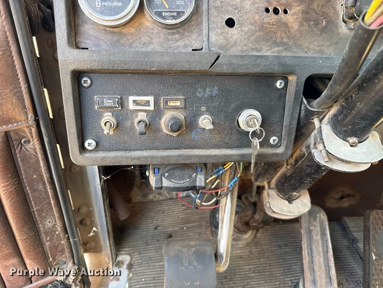 image for item DE6567 1986 Kenworth W900 tank truck