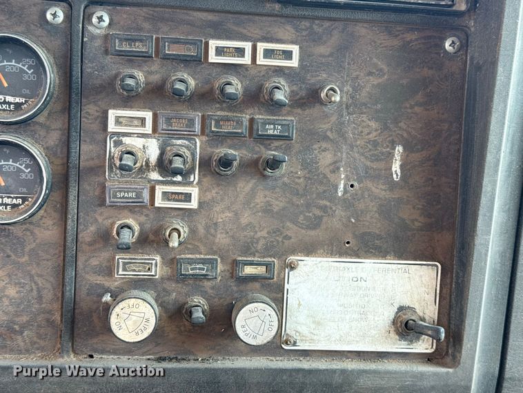 image for item DE6567 1986 Kenworth W900 tank truck