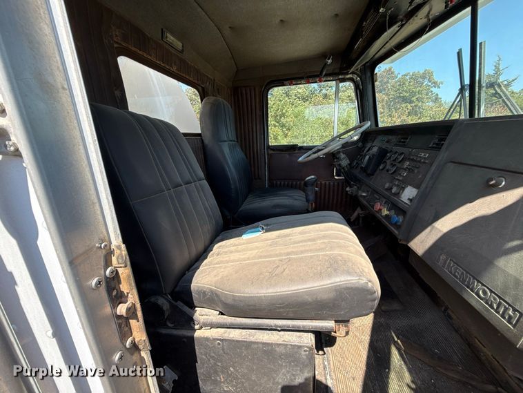 image for item DE6567 1986 Kenworth W900 tank truck