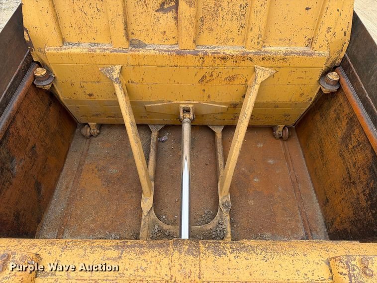 image for item DU3122 1985 Caterpillar 621B conventional scraper 