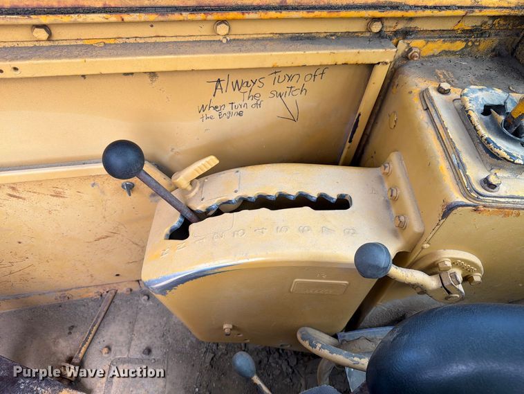 image for item DU3123 1985 Caterpillar 621B conventional scraper 