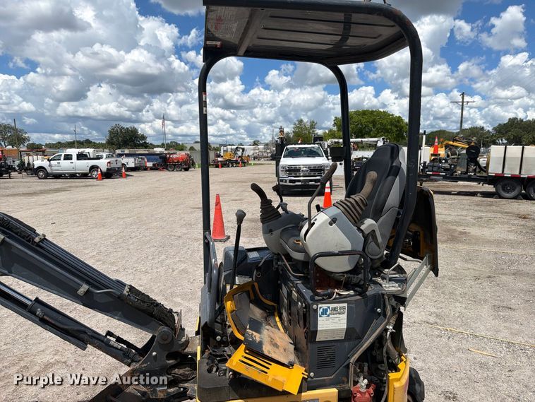 image for item DV7314 2015 John Deere 17G mini excavator