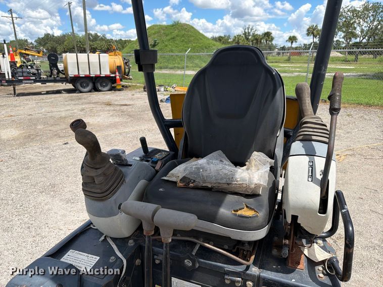 image for item DV7314 2015 John Deere 17G mini excavator