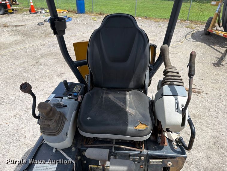 image for item DV7314 2015 John Deere 17G mini excavator