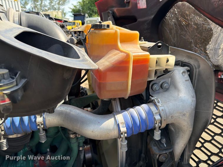 image for item DV7319 2022 Volvo VNR dump truck