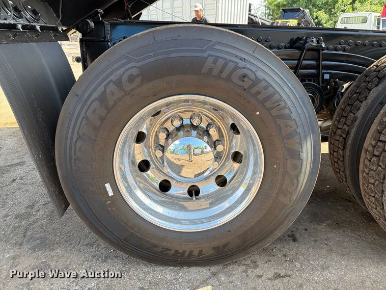 image for item DV7319 2022 Volvo VNR dump truck