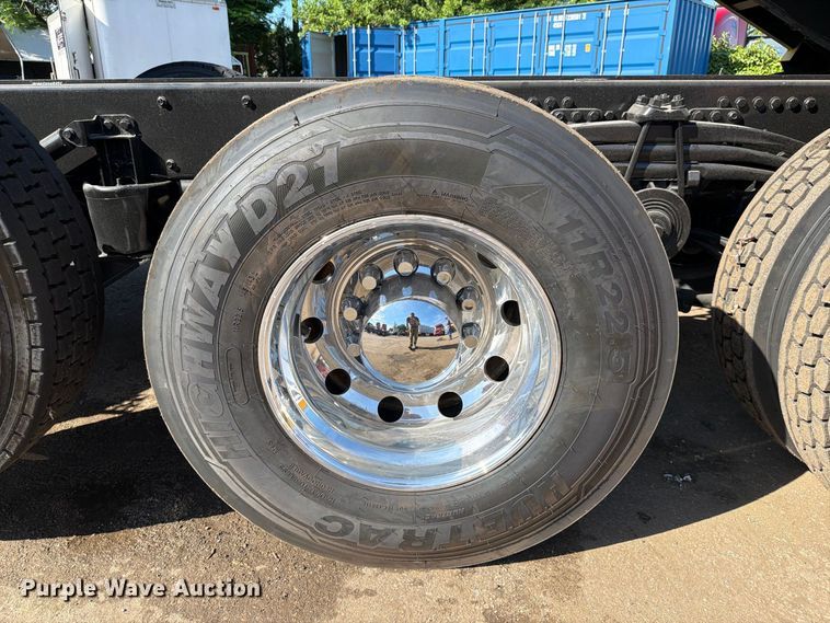 image for item DV7320 2020 Volvo VNR dump truck