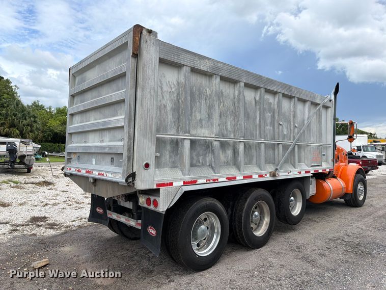 image for item DV7321 2009 Peterbilt 365 dump truck