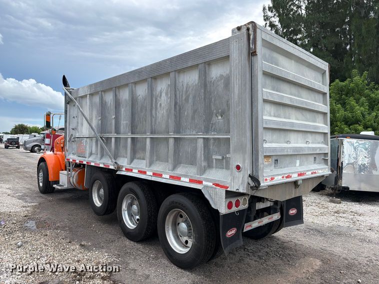 image for item DV7321 2009 Peterbilt 365 dump truck