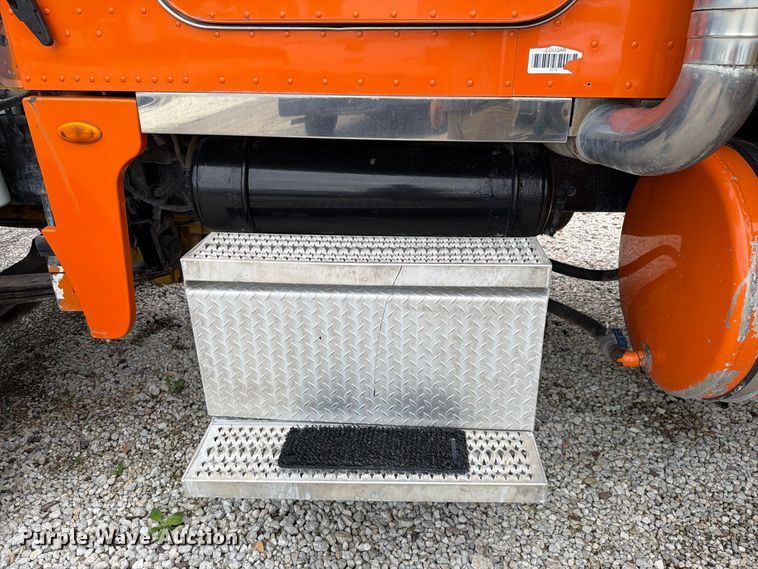 image for item DV7321 2009 Peterbilt 365 dump truck