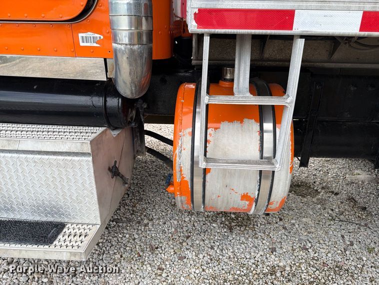 image for item DV7321 2009 Peterbilt 365 dump truck