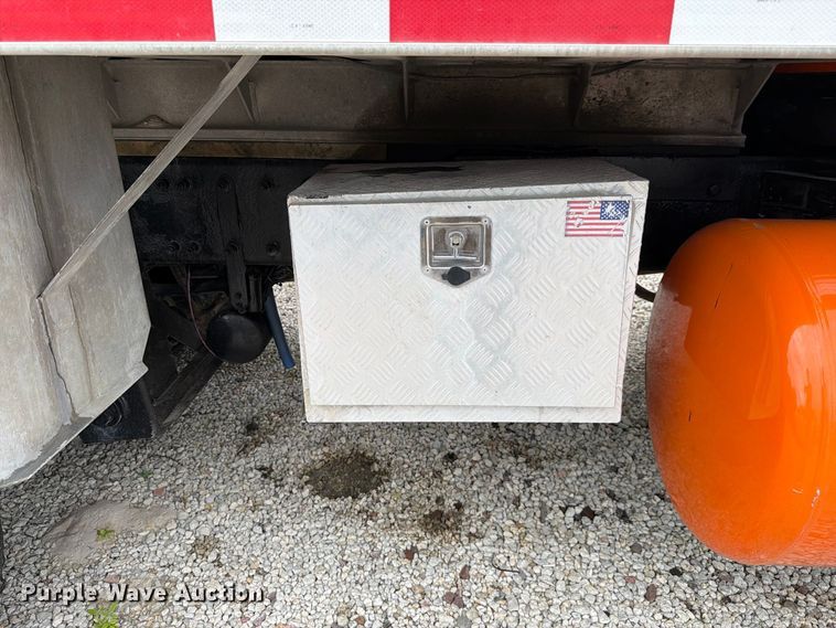 image for item DV7321 2009 Peterbilt 365 dump truck