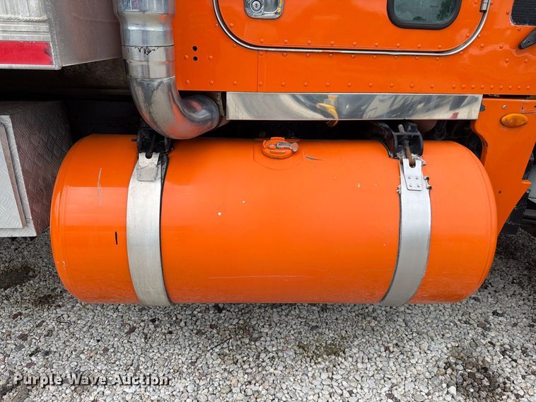 image for item DV7321 2009 Peterbilt 365 dump truck