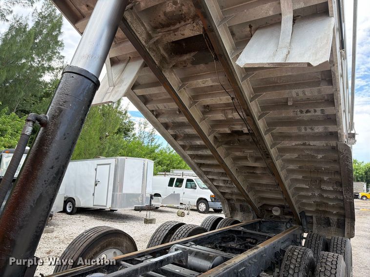 image for item DV7321 2009 Peterbilt 365 dump truck