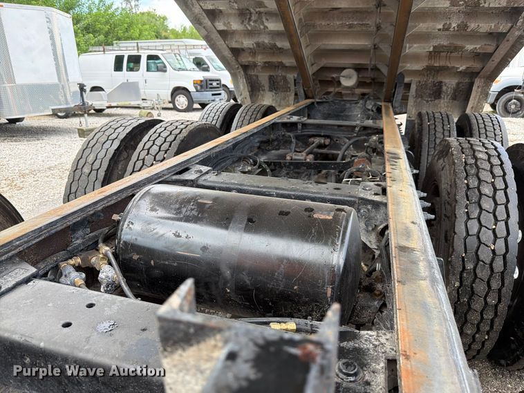 image for item DV7321 2009 Peterbilt 365 dump truck